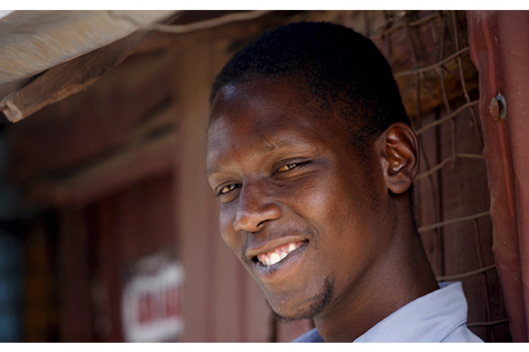 Hermano de Obama decepcionado porque no visitará su pueblo natal en Kenia