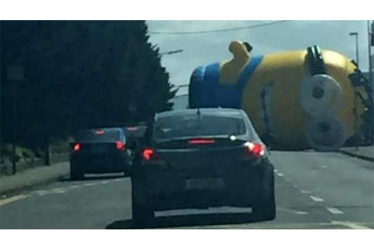 Minion gigante provoca el caos en carretera de Dublín