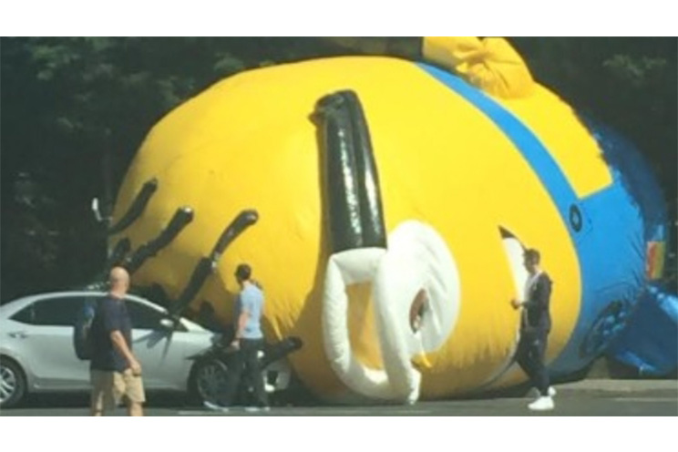 Minion gigante provoca el caos en carretera de Dublín