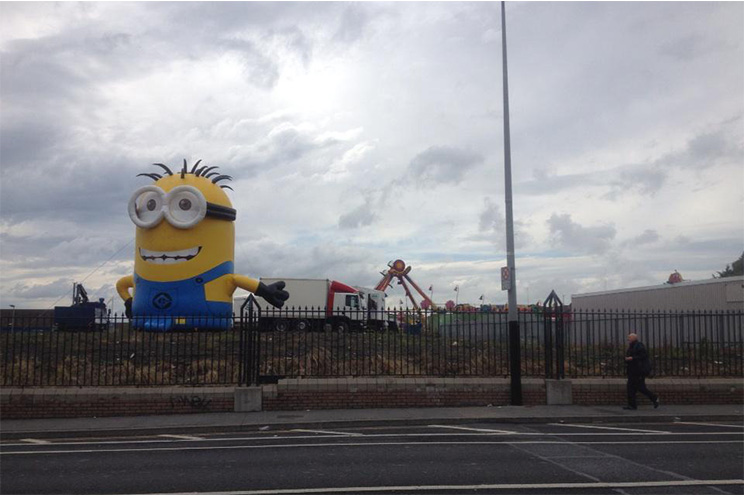 Minion gigante provoca el caos en carretera de Dublín
