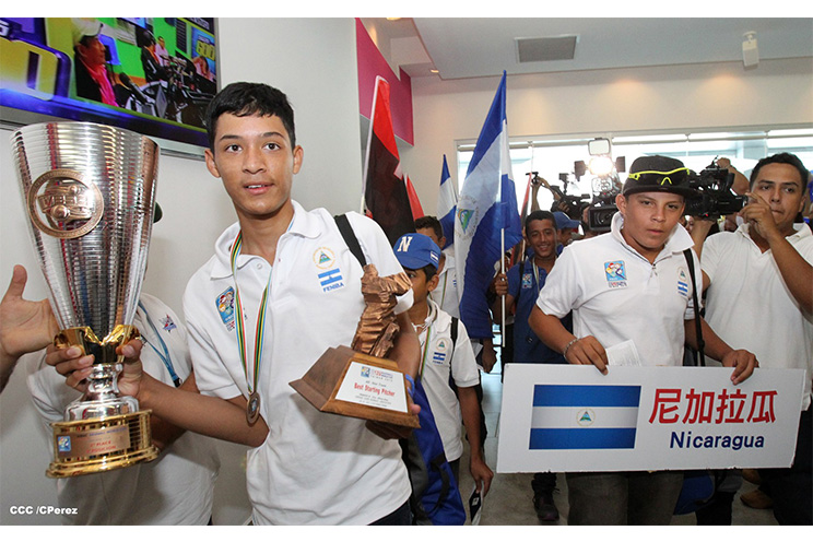 Nicaragua recibe con honores a peloteritos héroes de la Sub-12