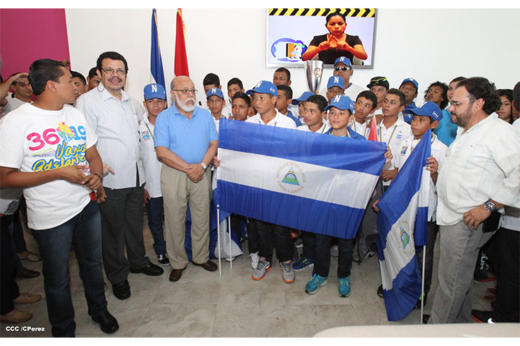 Nicaragua recibe con honores a peloteritos héroes de la Sub-12
