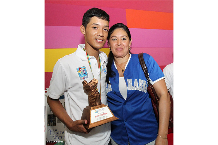 Nicaragua recibe con honores a peloteritos héroes de la Sub-12