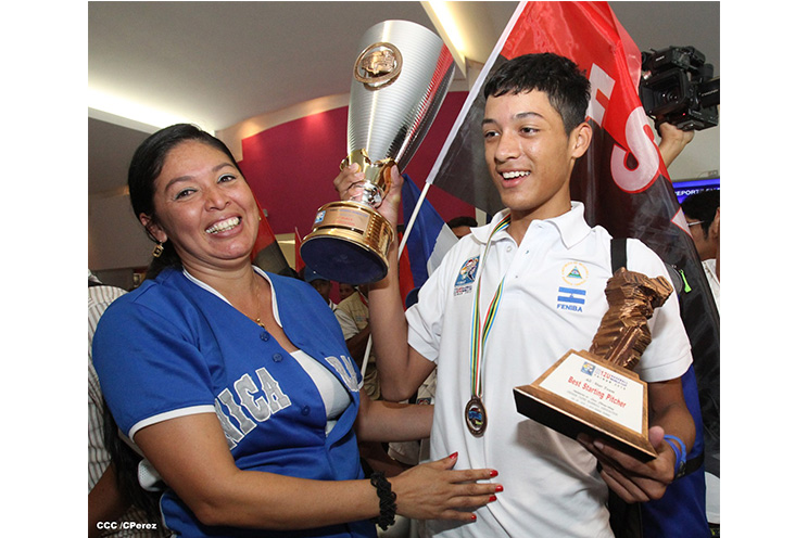 Nicaragua recibe con honores a peloteritos héroes de la Sub-12