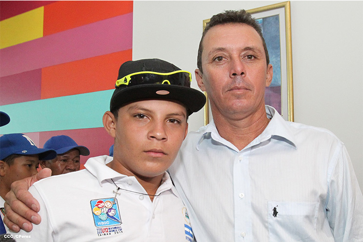 Nicaragua recibe con honores a peloteritos héroes de la Sub-12