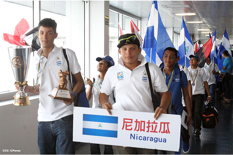 Nicaragua recibe con honores a peloteritos héroes de la Sub-12