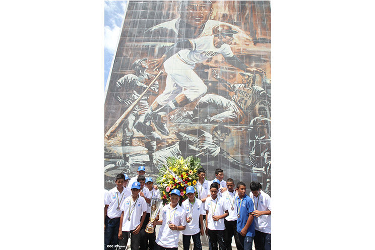 Nicaragua recibe con honores a peloteritos héroes de la Sub-12