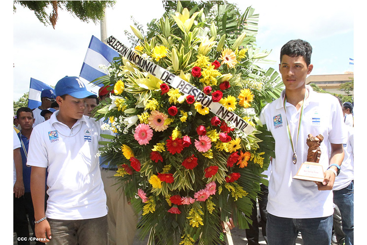 Nicaragua recibe con honores a peloteritos héroes de la Sub-12