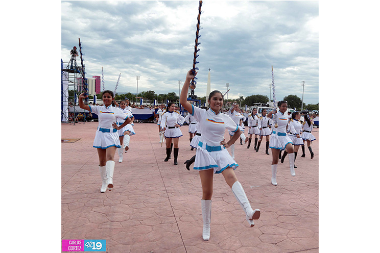 Inician los desfiles patrios