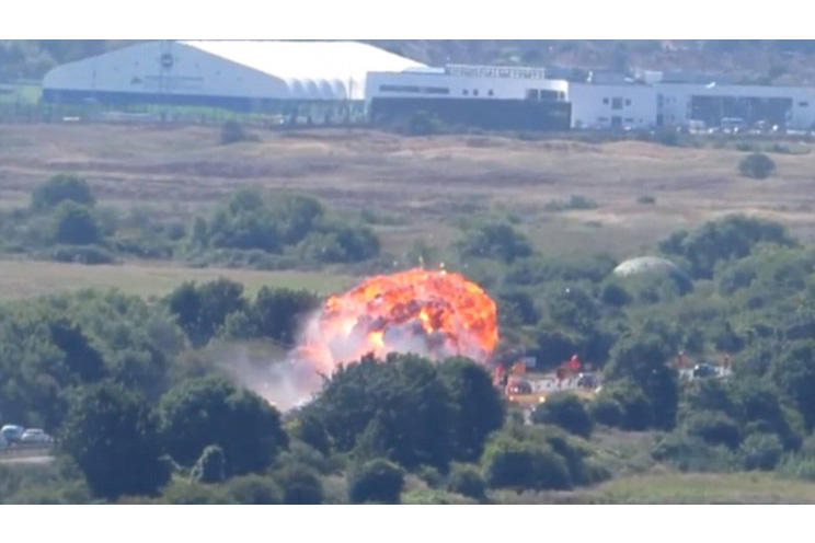 Varios muertos al estrellarse un avión de combate en una carretera en Inglaterra