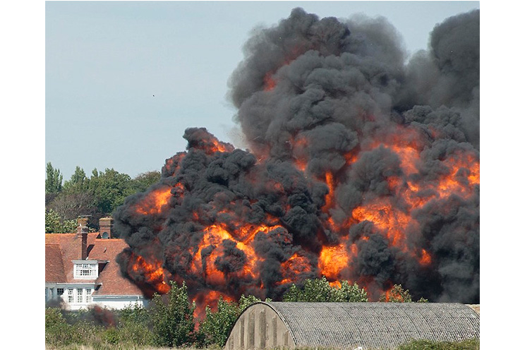 Varios muertos al estrellarse un avión de combate en una carretera en Inglaterra