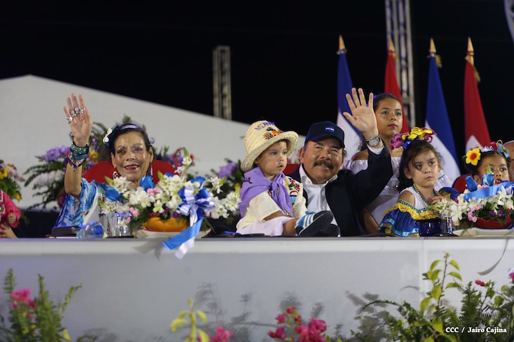 Presidente Daniel y Compañera Rosario participan del Desfile Patrio 2015