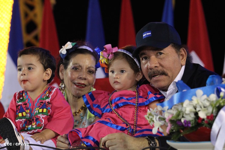 Presidente Daniel y Compañera Rosario participan del Desfile Patrio 2015