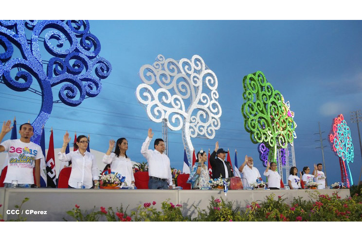 Presidente Daniel y Compañera Rosario participan del Desfile Patrio 2015