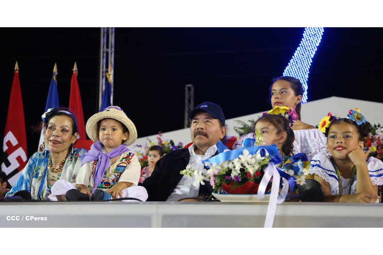 Presidente Daniel y Compañera Rosario participan del Desfile Patrio 2015