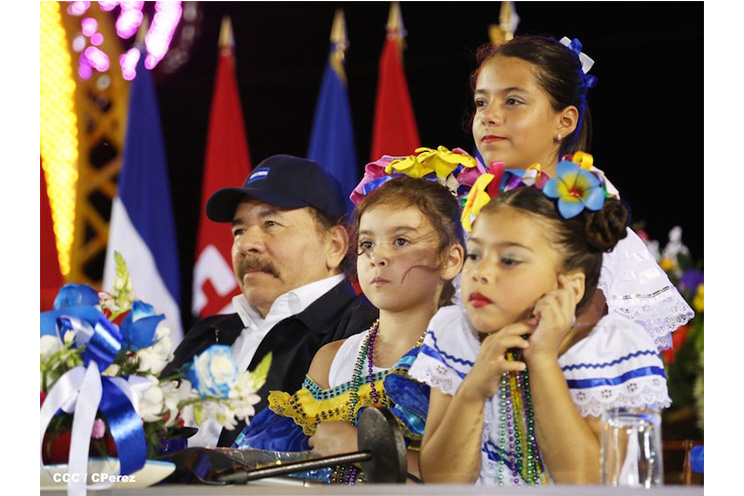 Presidente Daniel y Compañera Rosario participan del Desfile Patrio 2015