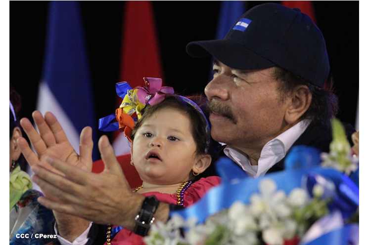 Presidente Daniel y Compañera Rosario participan del Desfile Patrio 2015