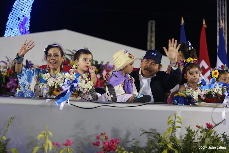 Presidente Daniel y Compañera Rosario participan del Desfile Patrio 2015