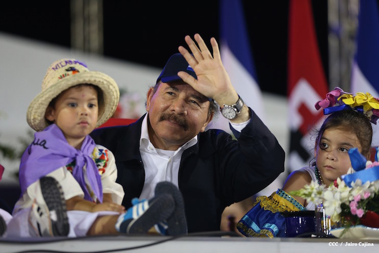 Presidente Daniel y Compañera Rosario participan del Desfile Patrio 2015