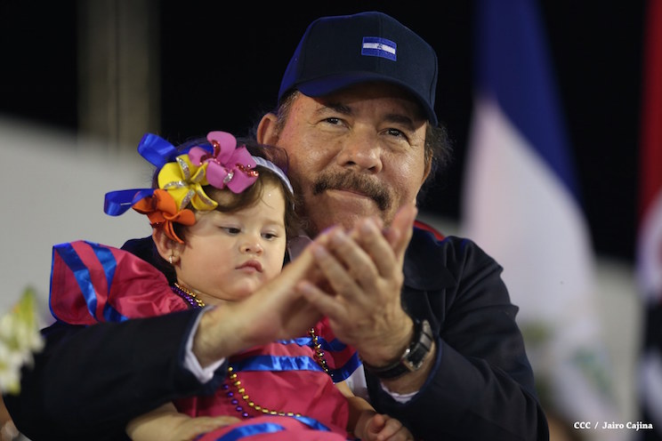 Presidente Daniel y Compañera Rosario participan del Desfile Patrio 2015