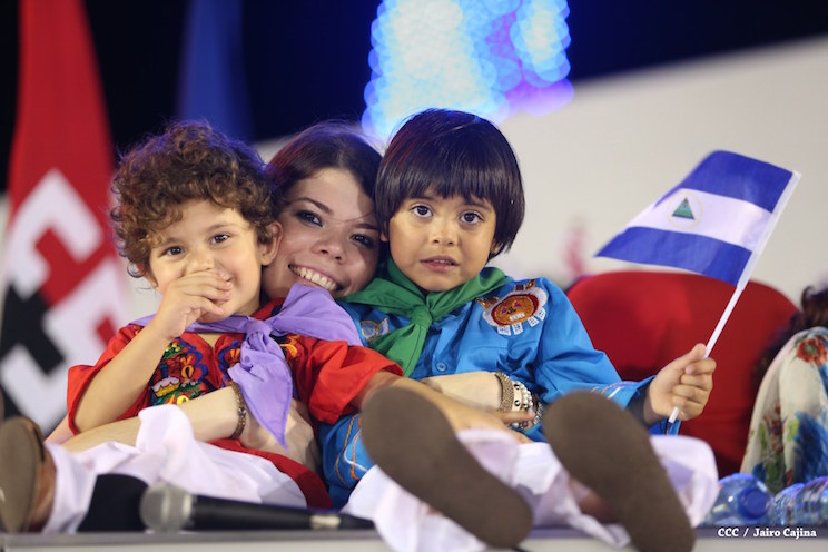 Presidente Daniel y Compañera Rosario participan del Desfile Patrio 2015