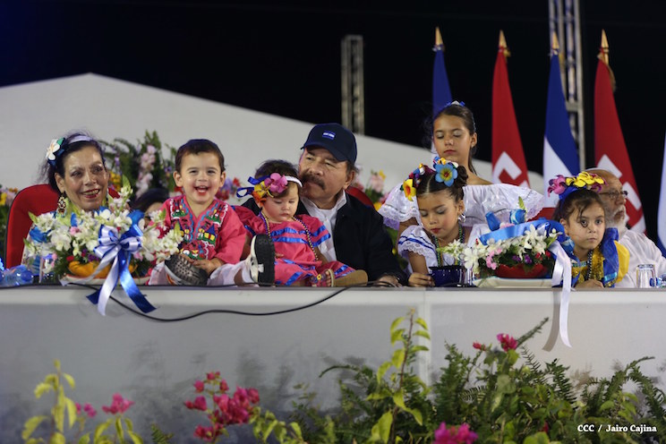Presidente Daniel y Compañera Rosario participan del Desfile Patrio 2015