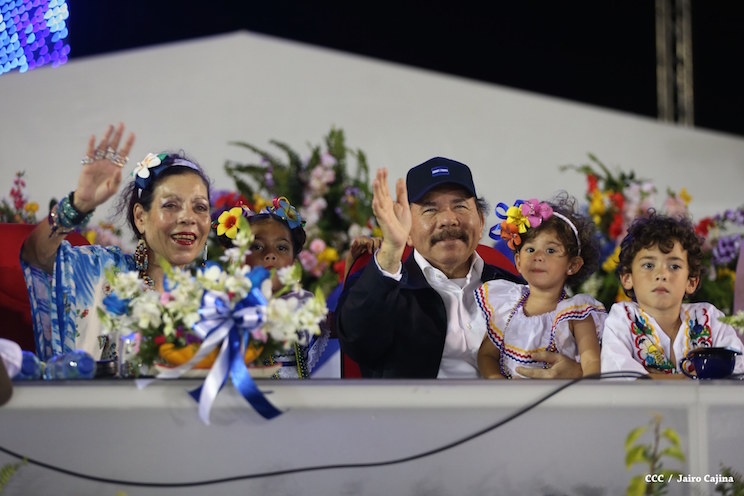 Presidente Daniel y Compañera Rosario participan del Desfile Patrio 2015