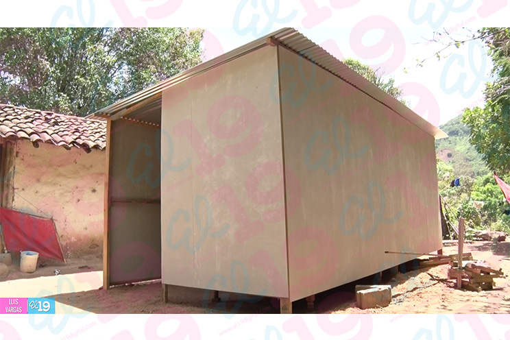 Familias afectadas por sismos en El Sauce construyen sus refugios temporales 