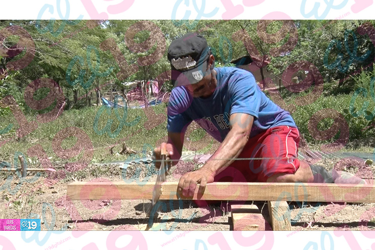 Familias afectadas por sismos en El Sauce construyen sus refugios temporales 