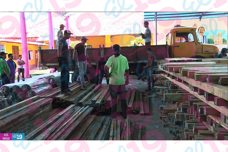 Familias afectadas por sismos en El Sauce construyen sus refugios temporales 