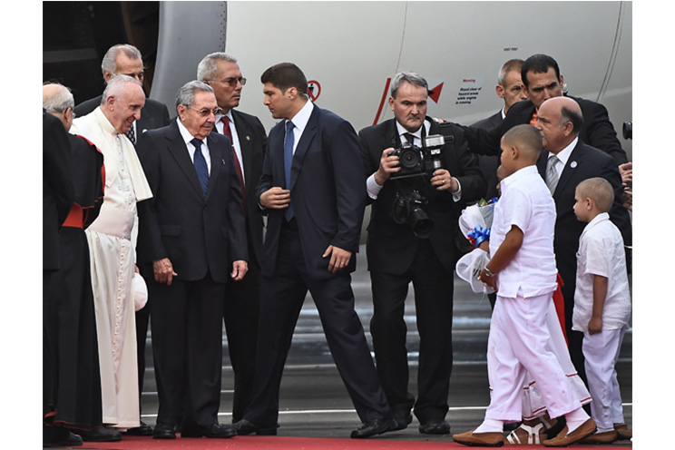 El Papa Francisco es recibido por Raúl en histórica visita a Cuba (FOTOS, VIDEOS)
