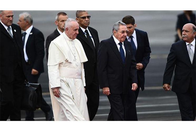 El Papa Francisco es recibido por Raúl en histórica visita a Cuba (FOTOS, VIDEOS)