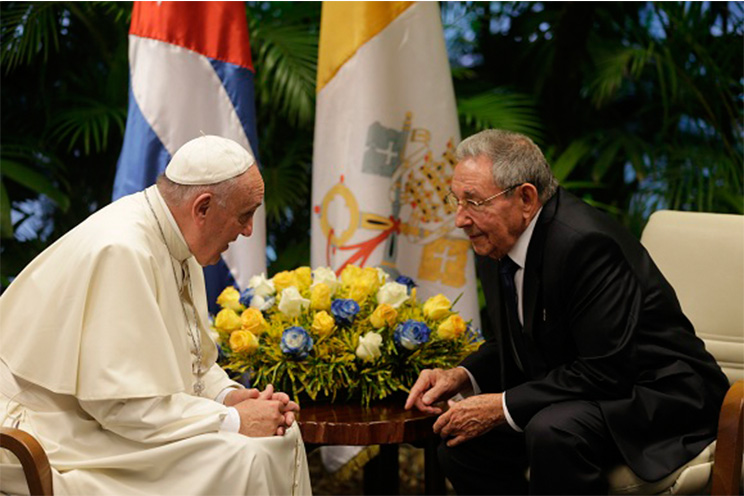 Papa Francisco realiza visita de cortesía al Comandante Raúl Castro (FOTOS, VIDEO)