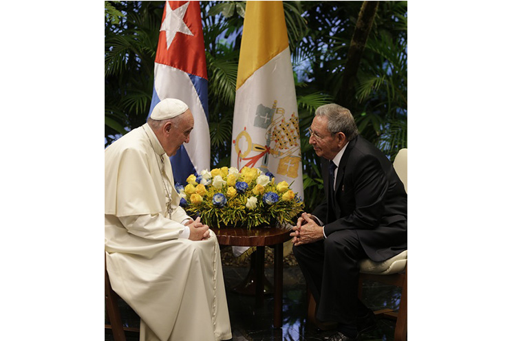Papa Francisco realiza visita de cortesía al Comandante Raúl Castro (FOTOS, VIDEO)