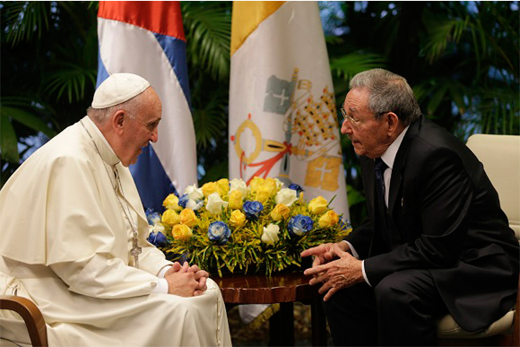 Papa Francisco realiza visita de cortesía al Comandante Raúl Castro (FOTOS, VIDEO)