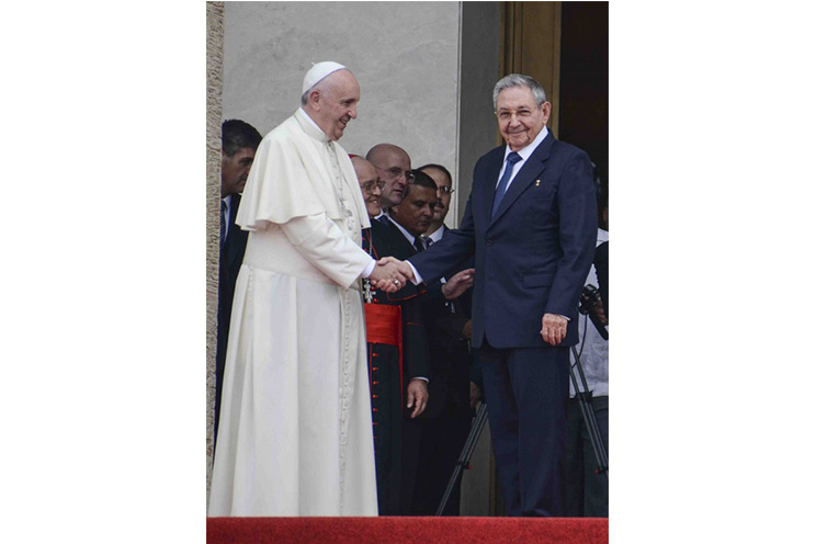 Papa Francisco realiza visita de cortesía al Comandante Raúl Castro (FOTOS, VIDEO)
