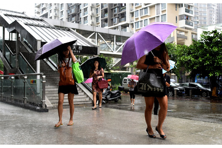 Alerta Roja en China por paso de tifón Mujigae; se reportan 4 muertos y decenas de miles evacuados (FOTOS, VIDEOS)