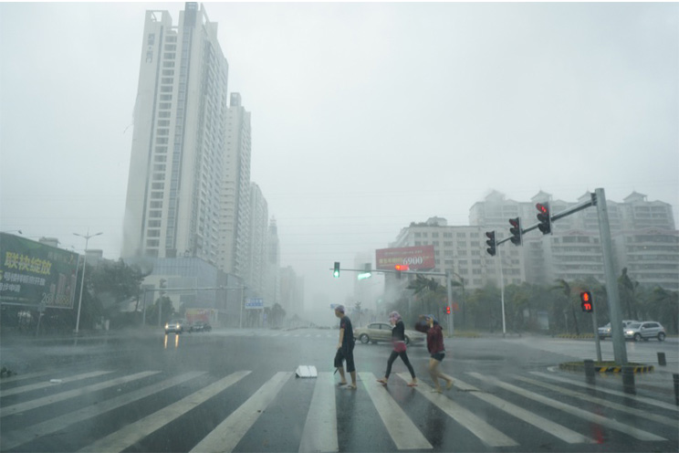Alerta Roja en China por paso de tifón Mujigae; se reportan 4 muertos y decenas de miles evacuados (FOTOS, VIDEOS)
