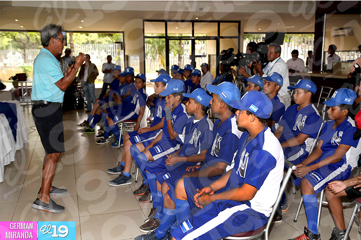 Peloteritos de la Selección Nacional Infantil Sub 12 comparten experiencias con el Big Leaguer Denis Martínez