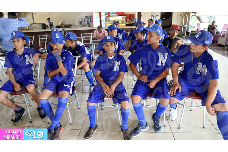Peloteritos de la Selección Nacional Infantil Sub 12 comparten experiencias con el Big Leaguer Denis Martínez