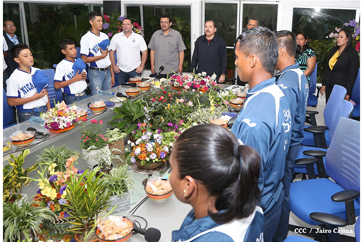 Presidente Daniel abandera a jóvenes deportistas que participarán en Juegos Mundiales Indígenas y en el Panamericano de Béisbol Infantil AA