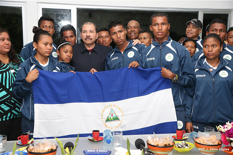 Presidente Daniel abandera a jóvenes deportistas que participarán en Juegos Mundiales Indígenas y en el Panamericano de Béisbol Infantil AA