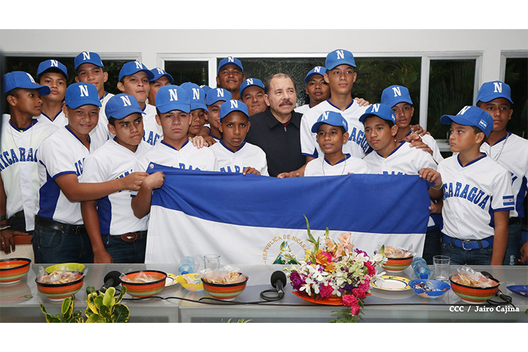 Presidente Daniel abandera a jóvenes deportistas que participarán en Juegos Mundiales Indígenas y en el Panamericano de Béisbol Infantil AA