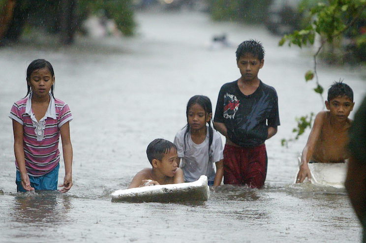 Al menos 4 muertos y 25,000 evacuados en Filipinas por el azote de Koppu