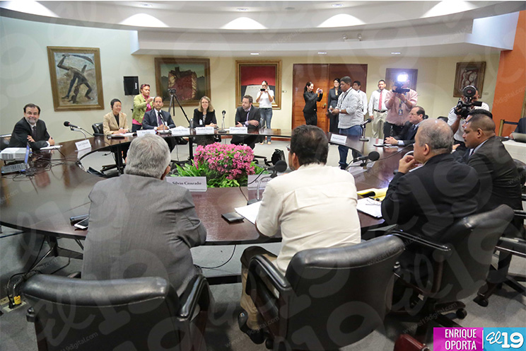 Gabinete económico se reúne con representantes del FMI