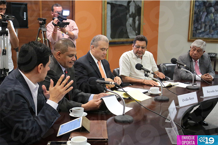 Gabinete económico se reúne con representantes del FMI