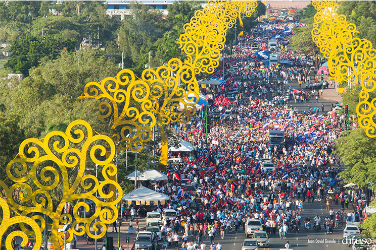 Nicaragüenses agitan las banderas de la Paz y el Trabajo durante inmensa caminata llena de festejos (FOTOS y VIDEOS)