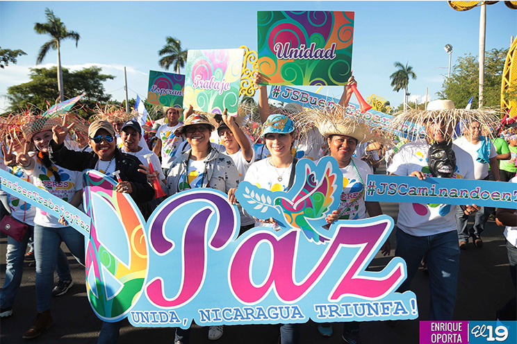 Nicaragüenses agitan las banderas de la Paz y el Trabajo durante inmensa caminata llena de festejos (FOTOS y VIDEOS)