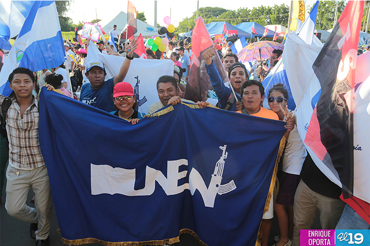 Nicaragüenses agitan las banderas de la Paz y el Trabajo durante inmensa caminata llena de festejos (FOTOS y VIDEOS)
