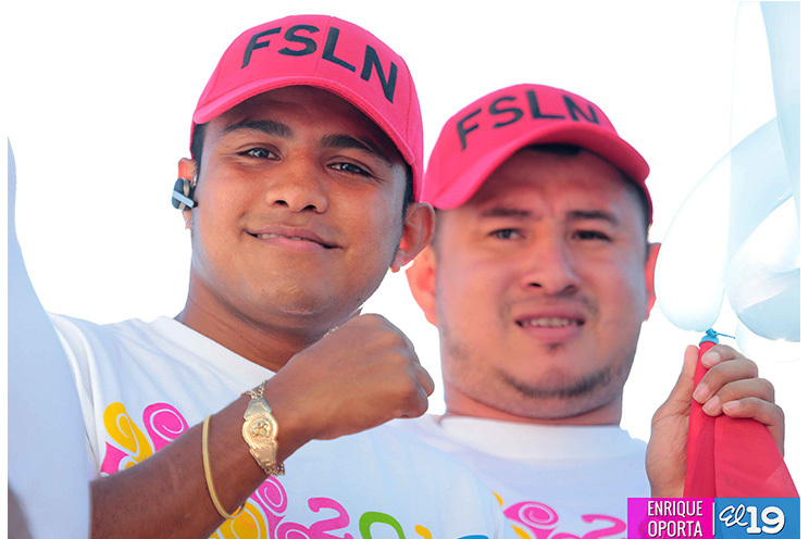 Nicaragüenses agitan las banderas de la Paz y el Trabajo durante inmensa caminata llena de festejos (FOTOS y VIDEOS)